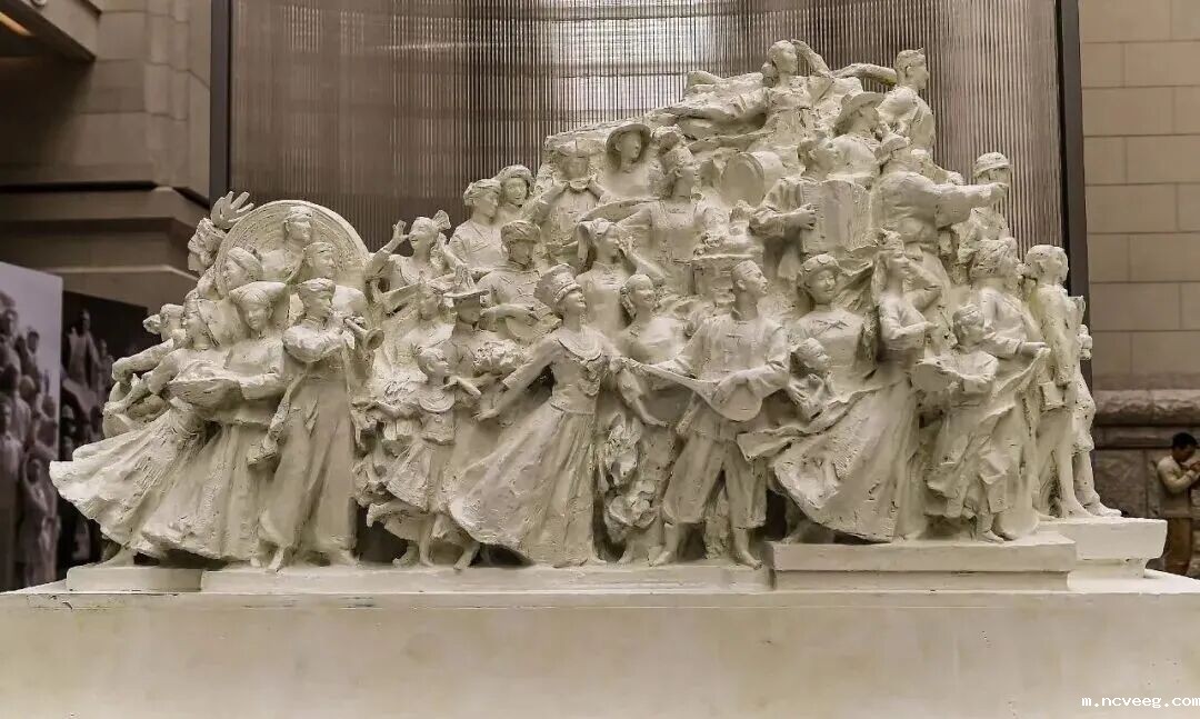 10.鲁迅美术学院团队 《追梦（小稿）》雕塑68×150×50cm2018—2021年原作陈列于中国共产党历史展览馆.jpg